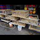 Küken werden am Straßenrand verkauft